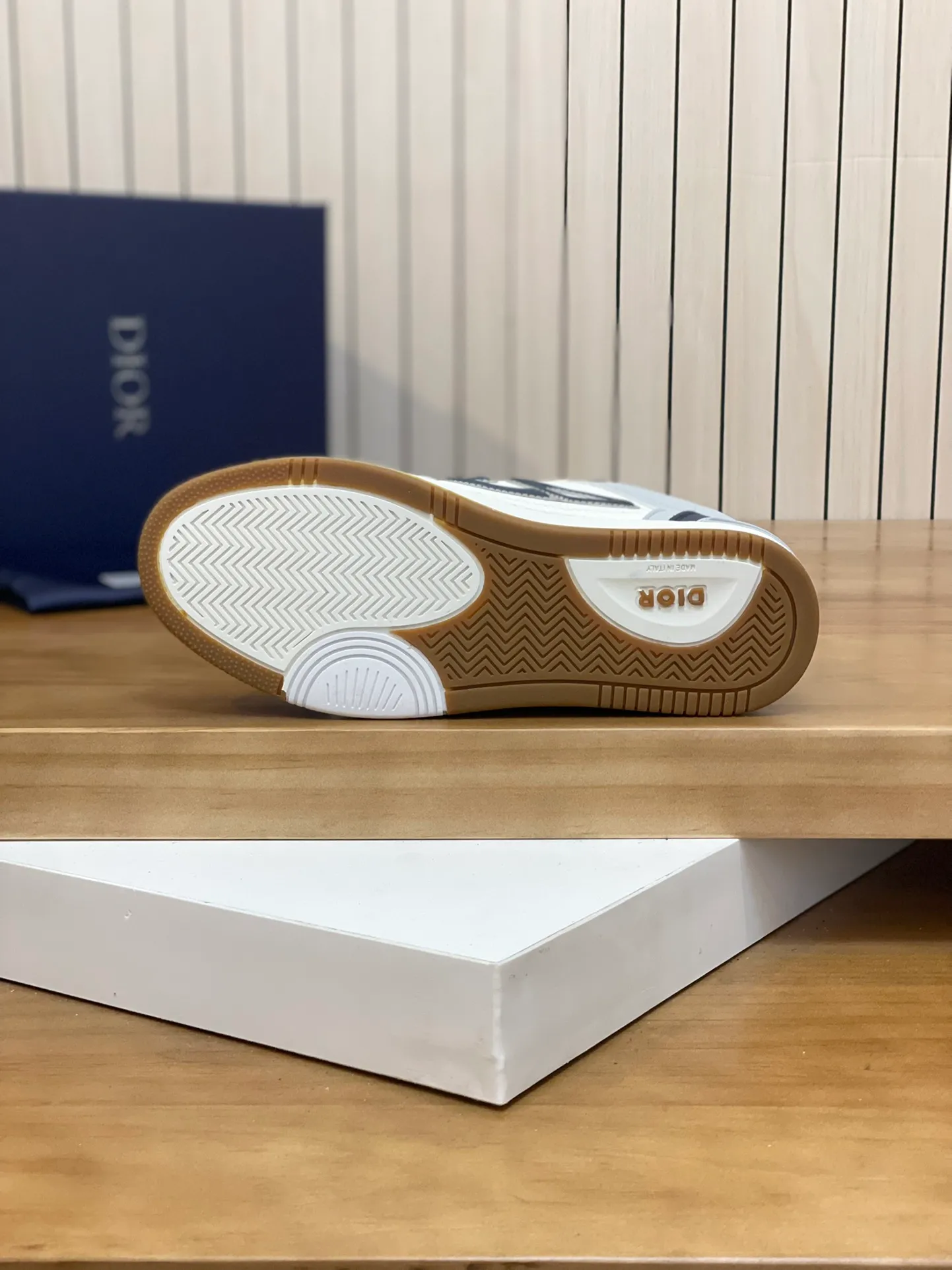 Men's shoes: 💰P440¥ Product trademark: Dior* "Dior*" high-top casual shoes Regular size: 38-44 (can be customized to 45.46) Product materials: Upper imported cowhide stitched with original fabric, breathable lining, original outsole. Number: 1006